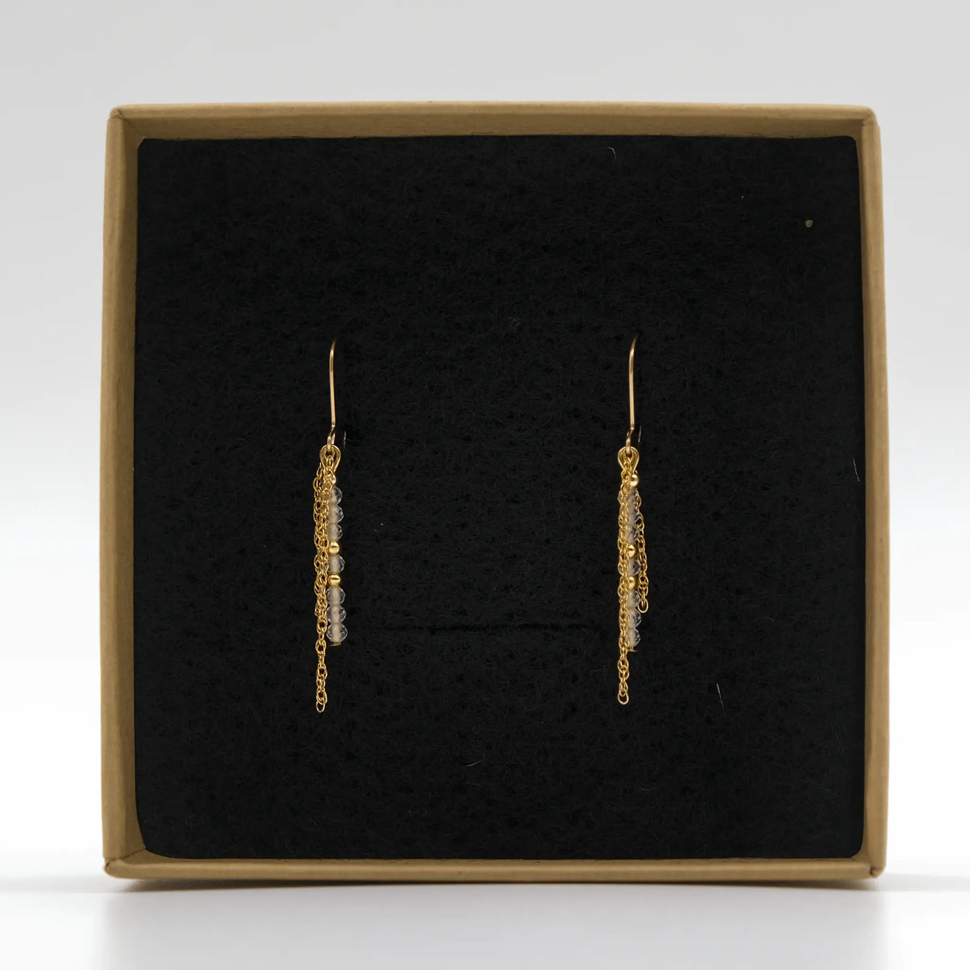 Edelsteinohrringe mit 2 Millimeter großen, facettierten Citrin Perlen und 14 Karat vergoldeten Perlen. In einer Schmuckschachtel