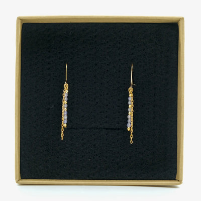 Edelsteinohrringe mit 2 Millimeter großen, facettierten Tansanit Perlen und 14 Karat vergoldeten Perlen. In einer Schmuckschachtel