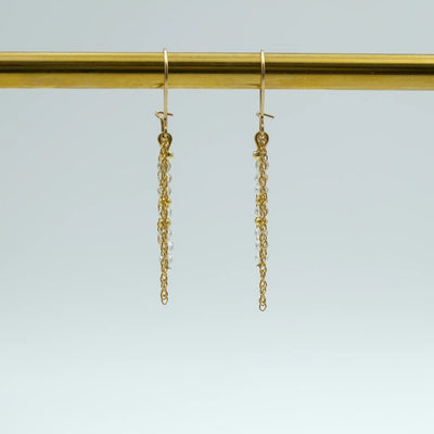 Edelsteinohrringe mit 2 Millimeter großen, facettierten Citrin Perlen und 14 Karat vergoldeten Perlen.