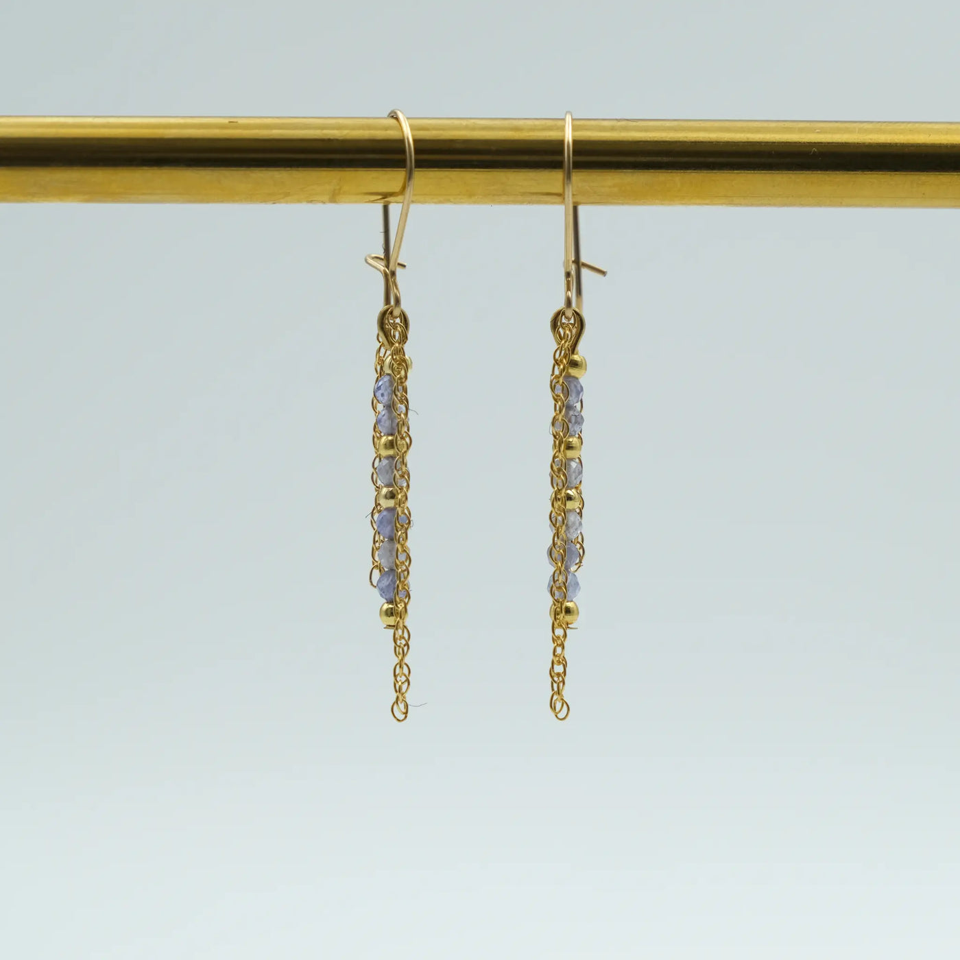 Edelsteinohrringe mit 2 Millimeter großen, facettierten Tansanit Perlen und 14 Karat vergoldeten Perlen.