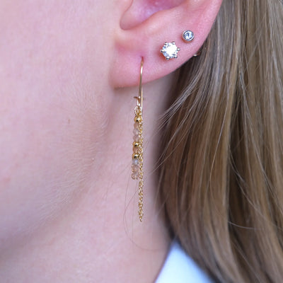 Edelsteinohrringe mit 2 Millimeter großen, facettierten Sonnenstein Perlen und 14 Karat vergoldeten Perlen.